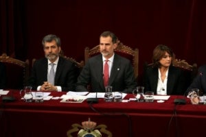Carlos Lesmes a l'esquerra del rei Felip VI, durant l'entrega de despatxos judicials