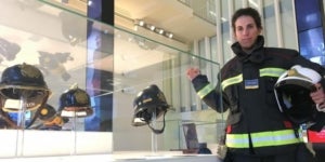 Clara Latorre, la primera cap de gu&agrave;rdia dels Bombers de Barcelona, al museu del cos on es conserven cascos i altres peces d'equipament antigues