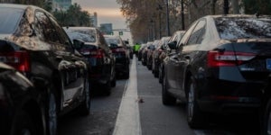 Cotxes de VTC aparcats a la Diagonal