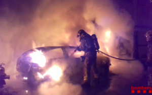 Cremen tres cotxes a Terrassa