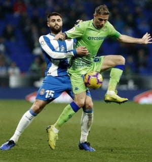 David López en una acció del partit davant Joaquín