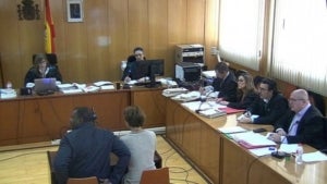 Declaració de l'home acusat de matar una noia a Salou mentre mostra al jurat popular com tenia les mans lligades la víctima