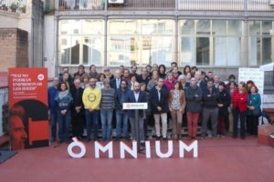 Declaraci&oacute; institucional d'&Ograve;mnium, amb el seu vicepresident, Marcel Mauri, acompanyat de representants de la societat civil