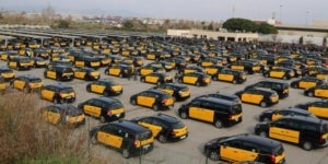 Desenes de taxis estacionats a la zona d'espera de la T2 de l'Aeroport de Barcelona-El Prat