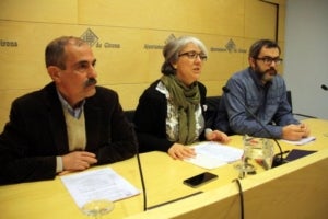 D'esquerra a dreta, els regidors Pere Albert&iacute;, Maria Merc&egrave; Roca i Mart&iacute; Ter&eacute;s, d'ERC-MES, a la sala de premsa de l'Ajuntament de Girona