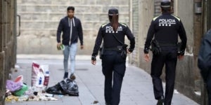 Dos agents de la Gu&agrave;rdia Urbana, patrullant per Ciutat Vella