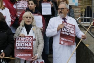 Dos metges a Tarragona amb pancartes a favor de la vaga