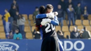 Edgar Badia i Gus Guedes s'abracen després del triomf a Alcorcón