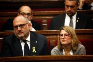 Eduard Pujol i Elsa Artadi (JxCat) asseguts en la segona sessió d'investidura