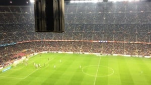 El Camp Nou s'ha omplert de llums dels mòbils dels aficions