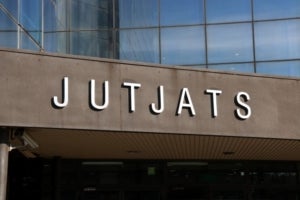 El cartell d'entrada dels jutjats de Sabadell