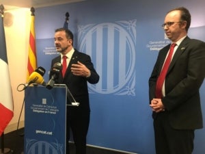 El conseller Alfred Bosch i el delegat Daniel Camós atenent els mitjans de comunicació