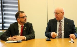 El conseller d'Acció Exterior, Relacions Institucionals i Transparència, Alfred Bosch, i el president de l'intergrup sobre Catalunya al Parlament britànic, Hywel Williams