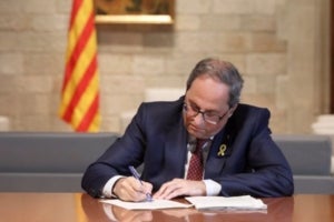 El president del Govern, Quim Torra, signa la notificaci&oacute; de la querella de la Fiscalia per desobedi&egrave;ncia, al Palau de la Generalitat