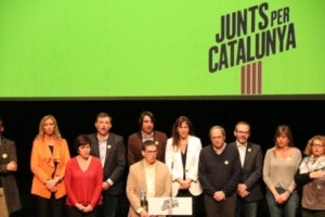 El president Quim Torra, en l'acte de JxCat a Roses, amb Laura Borr&agrave;s, Jaume Alonso Cuevillas i Francesc de Dalmases, entre d'altres
