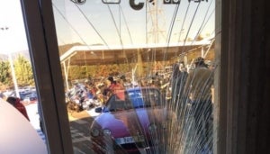 El vehicle que ha impactat contra la porta principal de Televisió de Catalunya