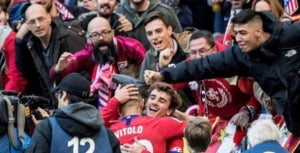 Els aficionats de l'Atlètic de Madrid celebren un gol matalasser.