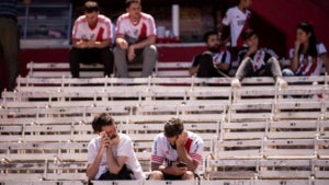 Els aficionats del River Plate es lamenten per la suspensió del partit contra Boca Juniors.
