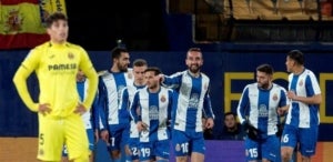 Els futbolistes de l'Espanyol celebren el primer gol de Sergi Darder