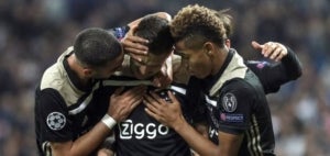 Els jugadors de l'Ajax celebren un dels gols al Santiago Bernabéu.