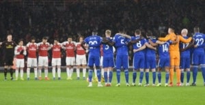 Els jugadors de l'Arsenal i el Cardiff, durant el minut de silenci en homenatge a Emiliano Sala.