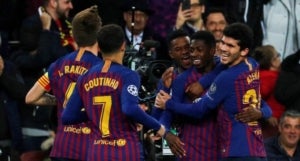 Els jugadors del Barça celebren el gol de Dembélé.