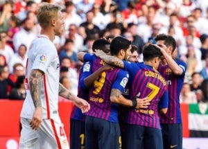 Els jugadors del Barça celebren un dels gols de Messi contra el Sevilla.