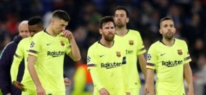 Els jugadors del Barça marxen de l'estadi del Lió després de l'empat a zero.