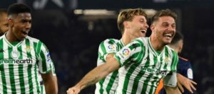 Els jugadors del Betis celebren el gol de Joaqu&iacute;n