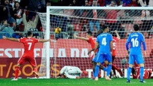 Els jugadors del Girona celebren el gol de l'empat