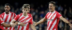 Els jugadors del Girona celebren el gol de Pere Pons al camp del València.