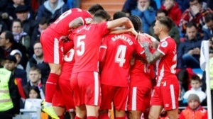 Els jugadors del Girona celebren un dels gols de l'equip al Santiago Bernab&eacute;u.