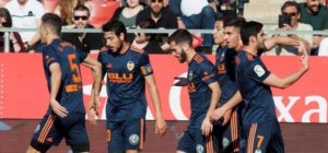 Els jugadors del Val&egrave;ncia celebren un dels tres gols a Montilivi.