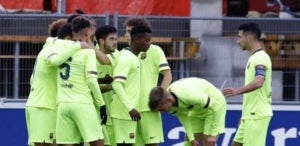 Els juvenils del Barça celebren el gol d'Ansu contra el PSV.