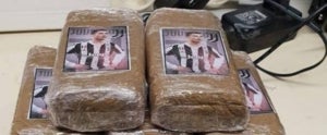 Els paquets de droga confiscats per la policia amb el rostre de Cristiano Ronaldo