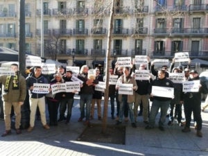 Els taxistes, concentrats davant del Col·legi de Periodistes per increpar el president d'Unauto, que anava a fer-hi una roda de premsa