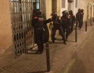 En marxa un operatiu per desmantellar dos narcopisos a Barcelona
