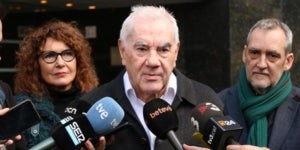 Ernest Maragall atent als mitjans, al costat de la presidenta del grup municipal d'ERC, Montse Benedí, i el portaveu Jordi Coronas