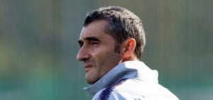 Ernesto Valverde, durant l'entrenament del Bar&ccedil;a previ a la visita del Betis.