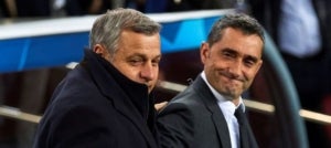 Ernesto Valverde saluda Bruno Génésio durant el partit entre el Barça i el Lió