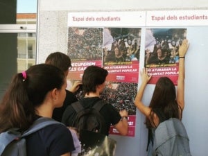 Estudiants penjant cartells a favor de la república