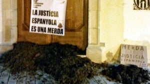 Fems escampats pels CDR i una pancarta, a les portes dels jutjats de Cervera
