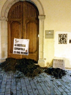 Fems escampats pels CDR i una pancarta, a les portes dels jutjats de Cervera