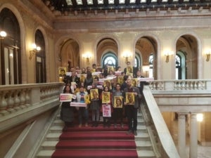 Foto de família de diputats i diputades a les escales del Parlament