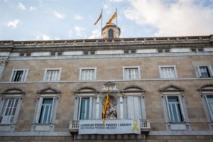 Generalitat amb la pancarta dels presos a la façana