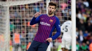 Gerard Piqué, durant el partit entre el Barça i el Madrid al Camp Nou.