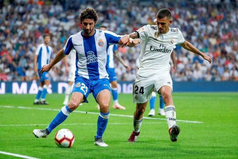 Granero y Ceballos disputan la pelota durante el partido entre el Espanyol y el Madrid a Santiago Bernabéu.