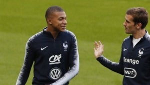 Griezmann i Mbappé entrenen amb la selecció francesa.