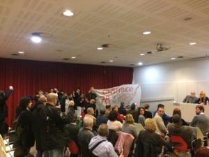 Grup de manifestants durant l'acte de commemoració del Dia de la constitució