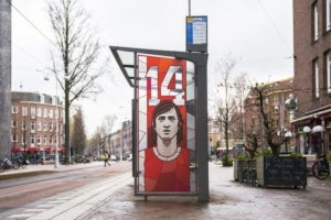 Homenatge a Johan Cruyff als carrers d'Amsterdam.